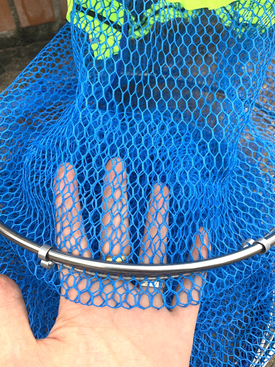 Rọng Đựng Cá cao cấp , màu đỏ và xanh , khung inox chắc chắn , chất liệu lưới viên cao su không thấm nước