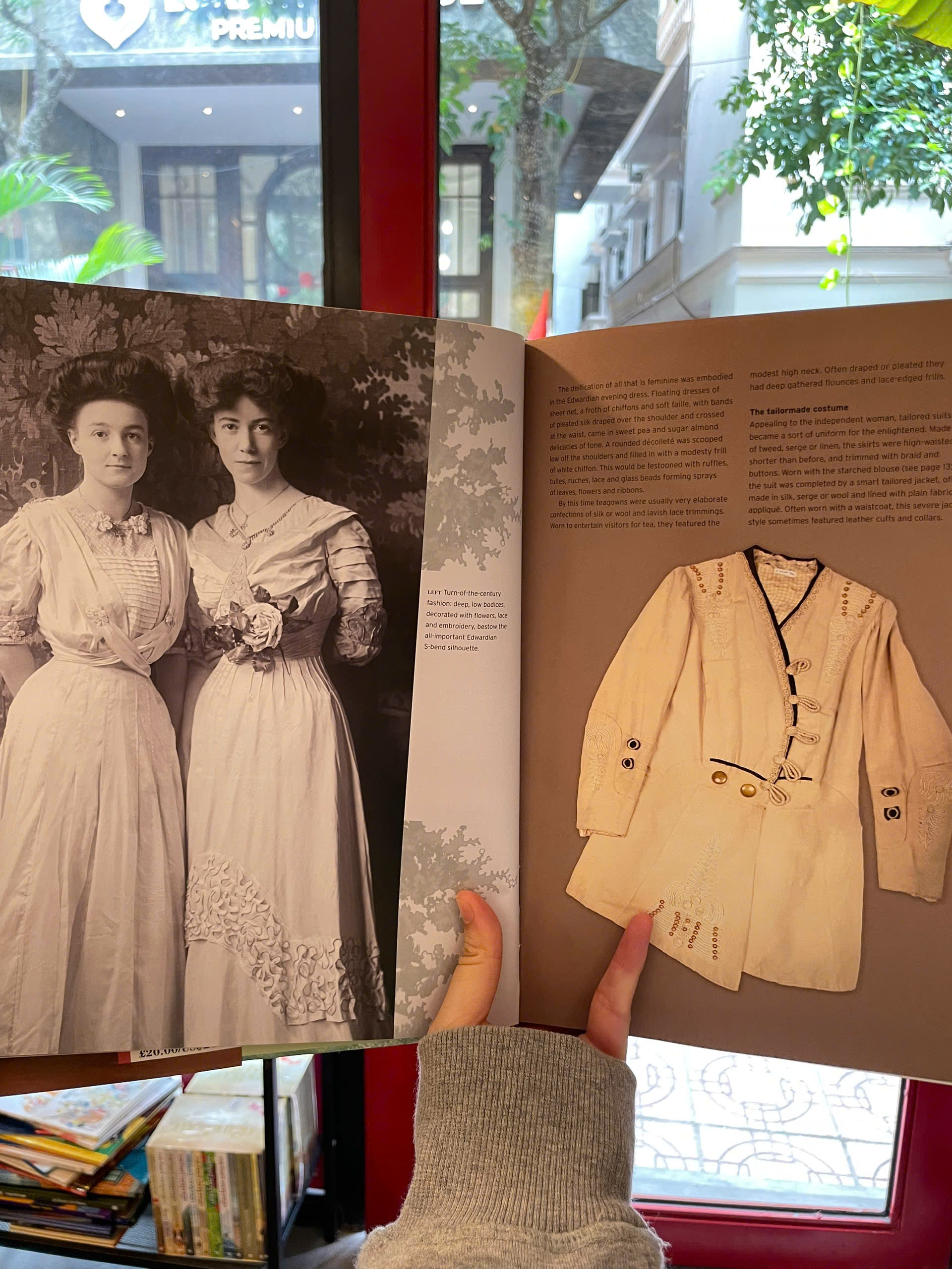 Sách - Vintage Fashion: Collecting & Wearing Designer Classics - Zandra Rhodes | Ngoại văn Bìa cứng