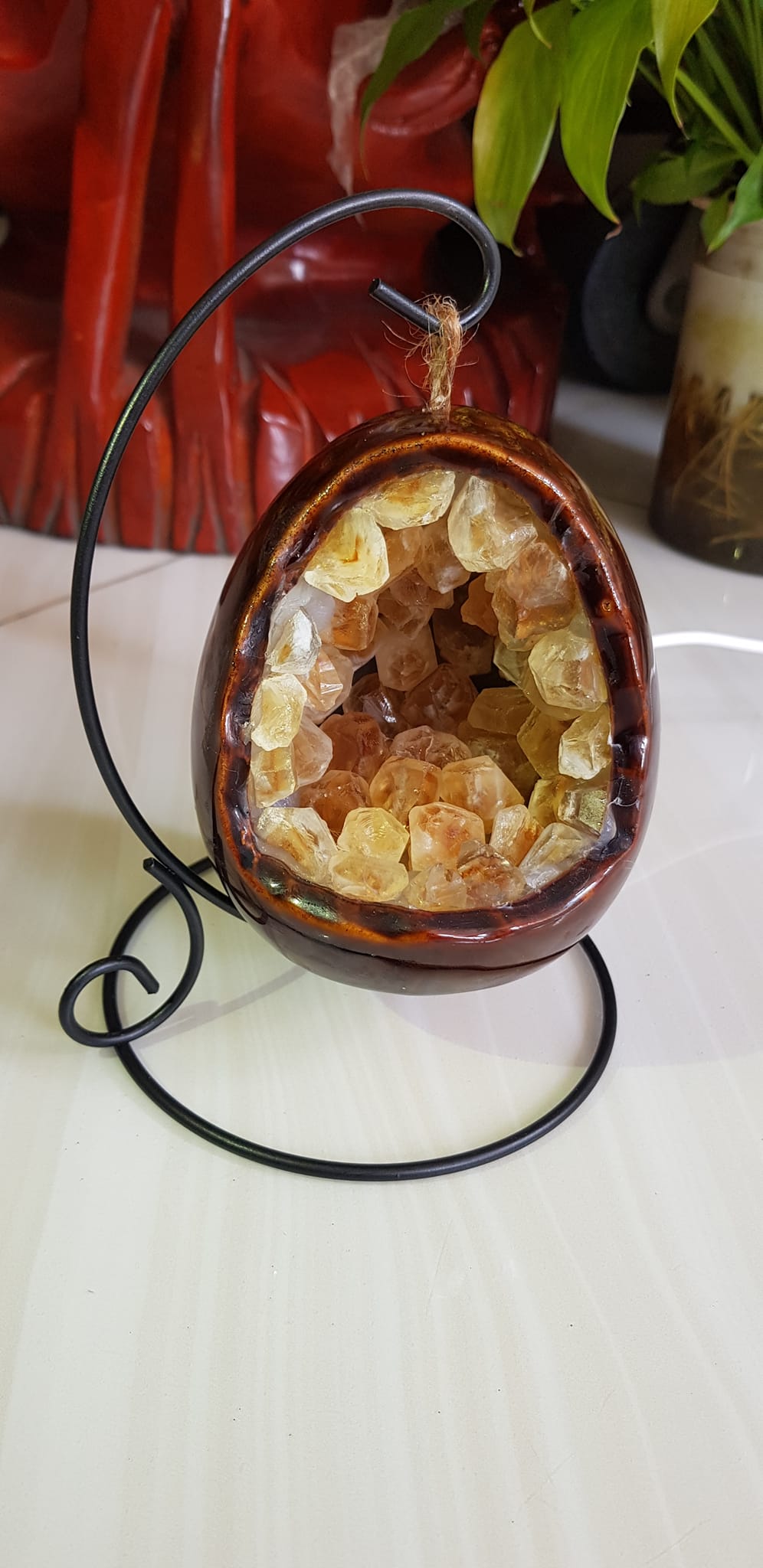 Miếng thạch anh Vàng tự nhiên hốc sâu có đế kiểu có đèn điện công dụng hút tài lộc cả chân Cao 16cm đk 12cm miếng Vàng cao 10cm đk 8cm Anh Chị để bàn trang trí nhà bàn thờ Thần Tài và treo trong phòng làm đèn ngủ may mắn màu Vàng Anh thật sự rất tốt đẹp ạ