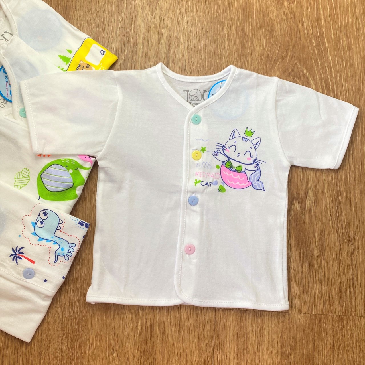 COMBO 5 Áo sơ sinh cotton J-TomTom Baby | Mẫu Tay Ngắn Cài nút Giữa Trắng | Size 1 -4 cho bé sơ sinh - 11 kg | Chất vải thun cotton 100% xịn, đẹp, mềm, họa tiết xinh |Hàng Việt Nam | Quần sơ sinh | Quần áo sơ sinh