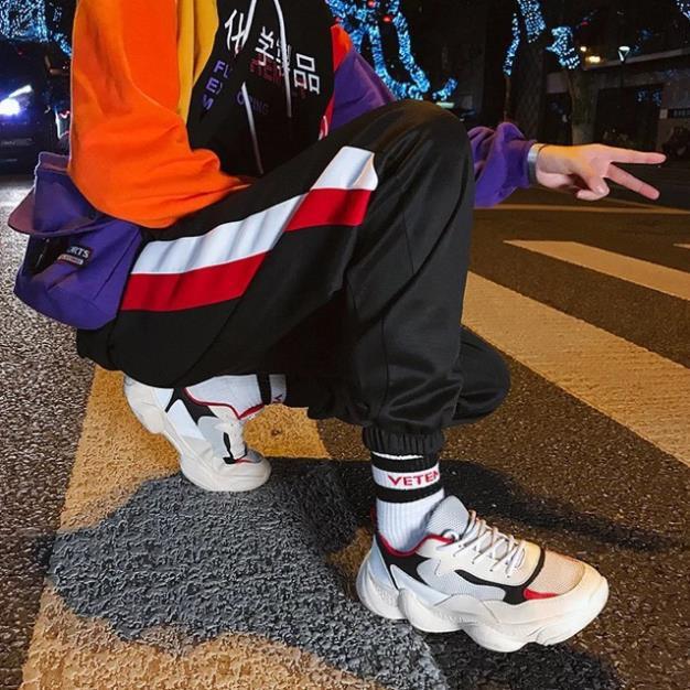 Quần jogger nỉ unisex Đen Chữ Dưới nam nữ phong cách thời trang kim gia