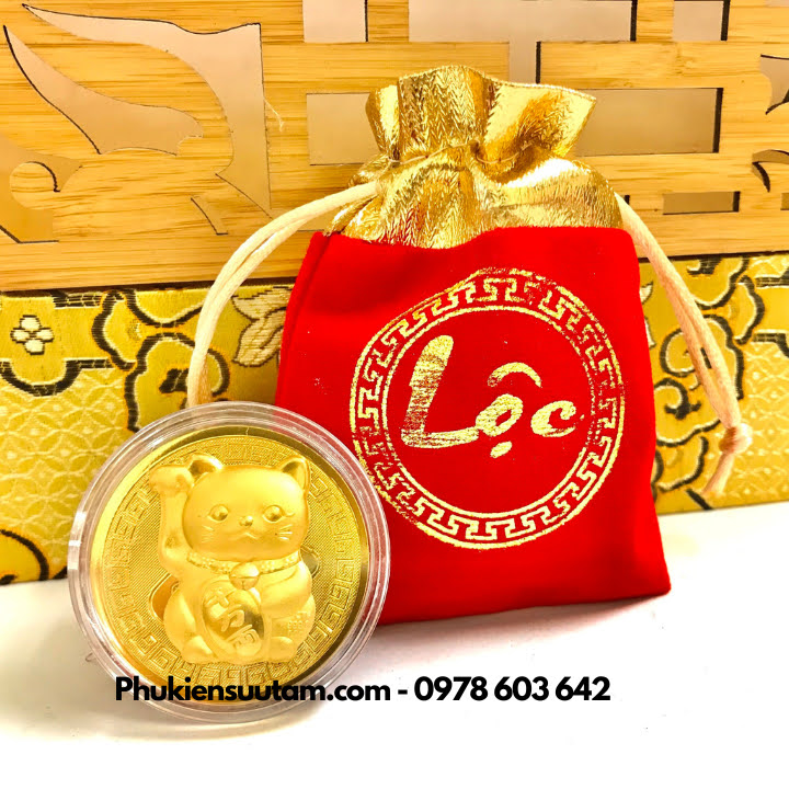 Đồng Xu Hình Con Mèo Thần Tài CUTE Tặng Túi Gấm Lộc, đường kính: 4cm, màu vàng - SP005915