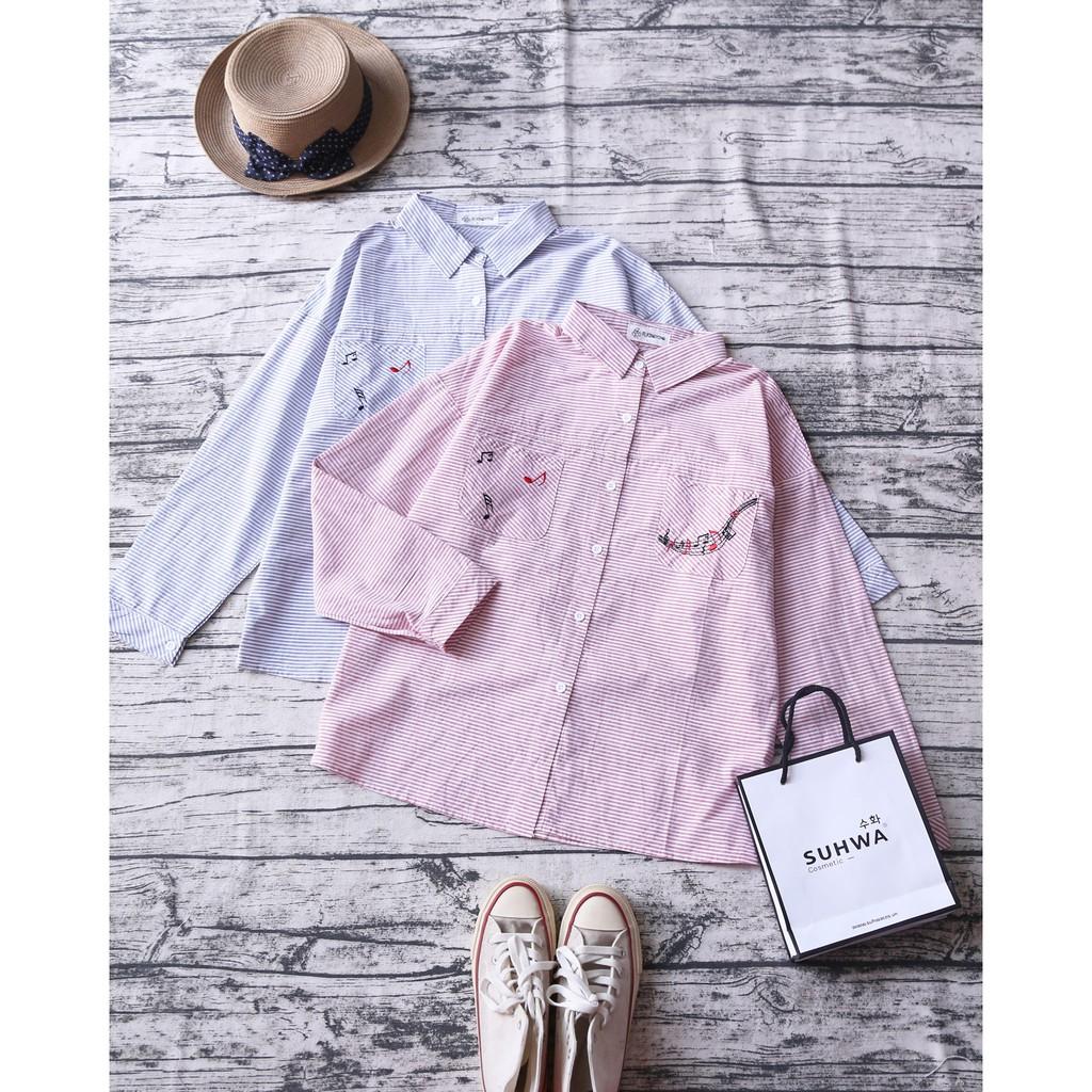 ÁO SƠ MI SỌC NHỎ TÚI THÊU HÌNH NỐT NHẠC