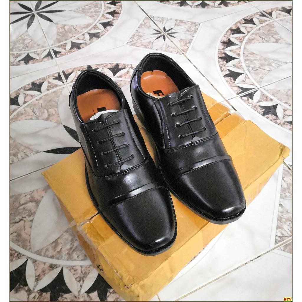 Giày tây VFashion giả dây, đế khâu chắc chắn, kiểu xỏ tiện lợi.