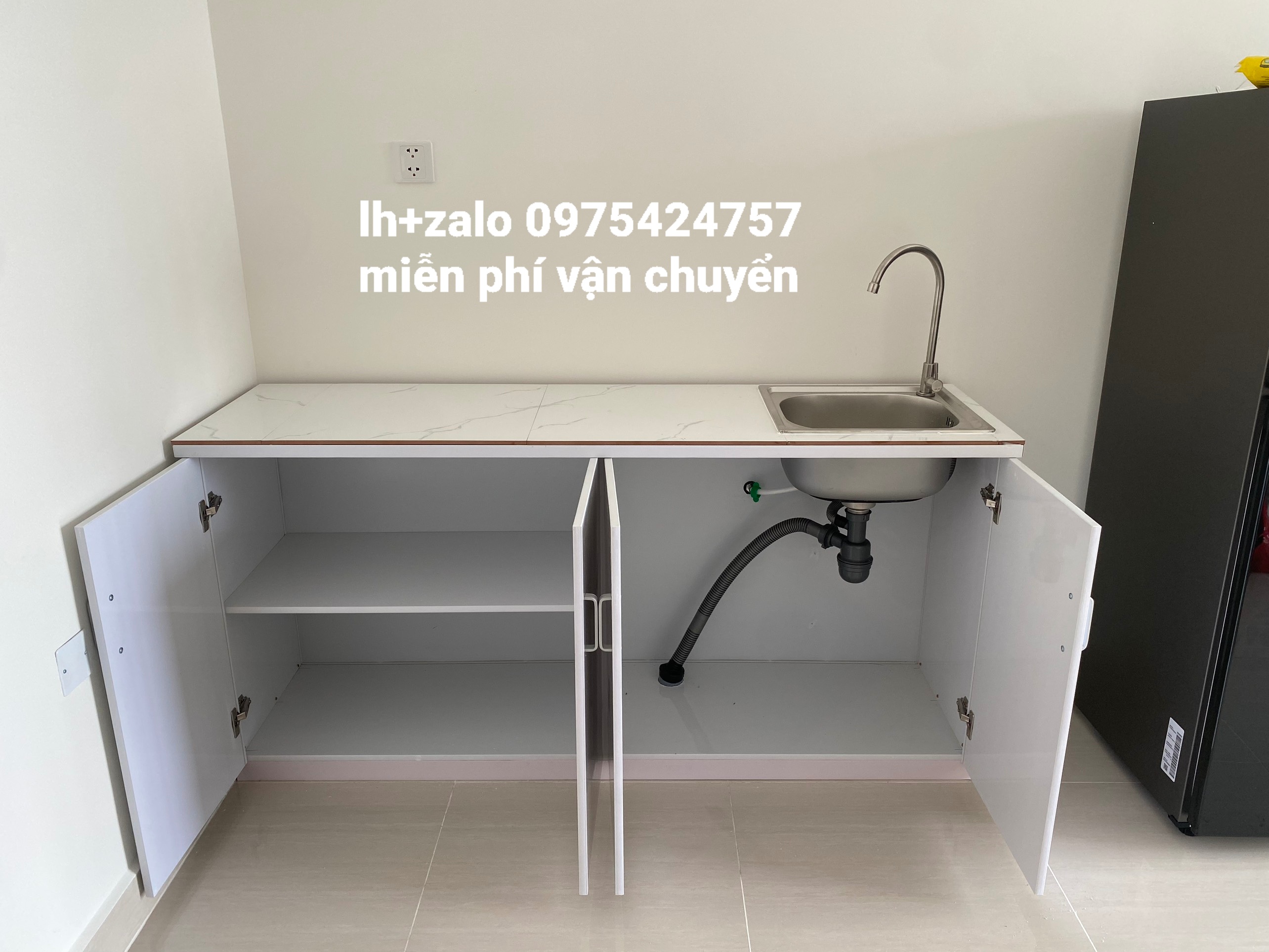 Tủ bếp sẵn bồn rửa mặt ốp gạch