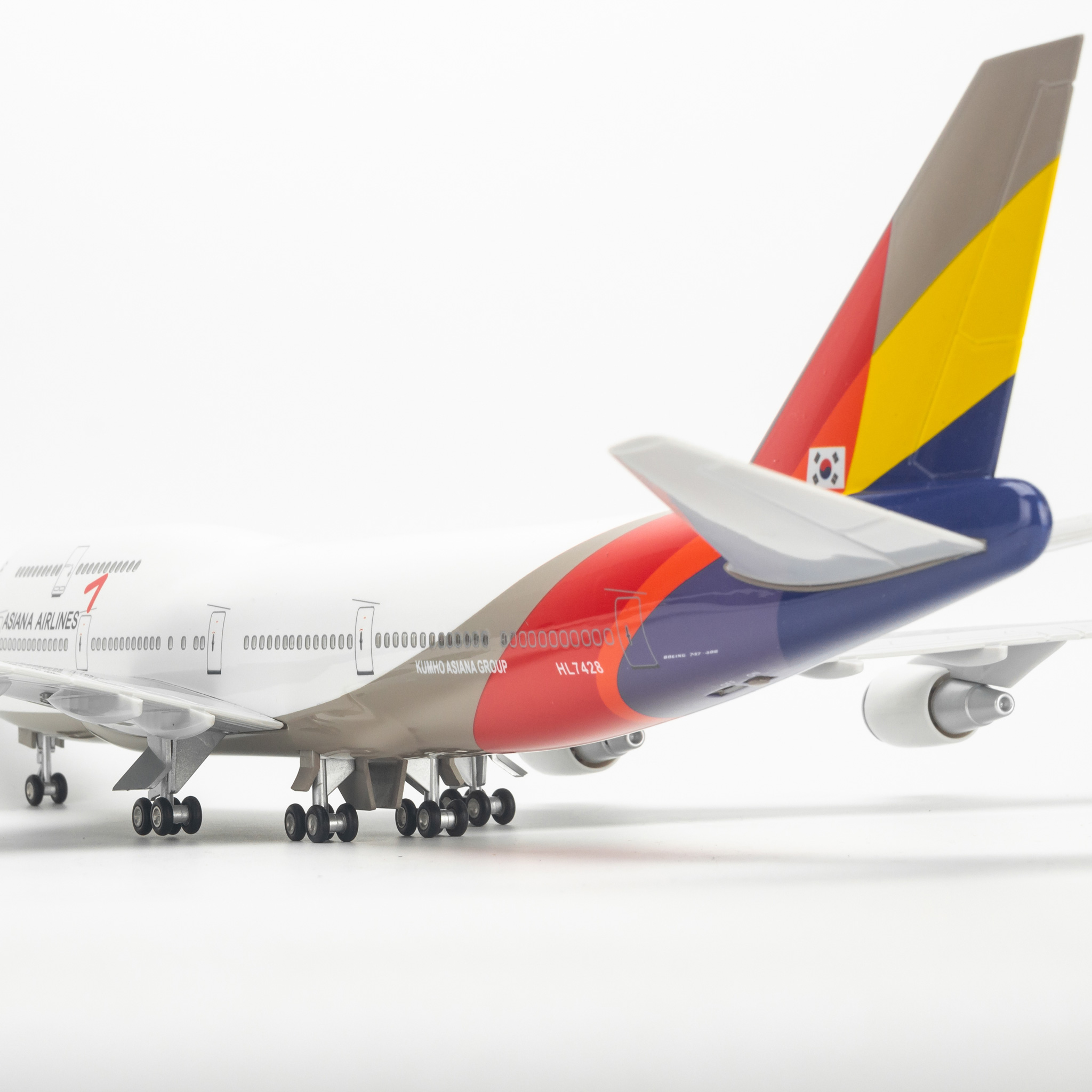 Mô hình máy bay Asiana Airlines Boeing B747 lắp ráp có đèn 47cm MBMH46