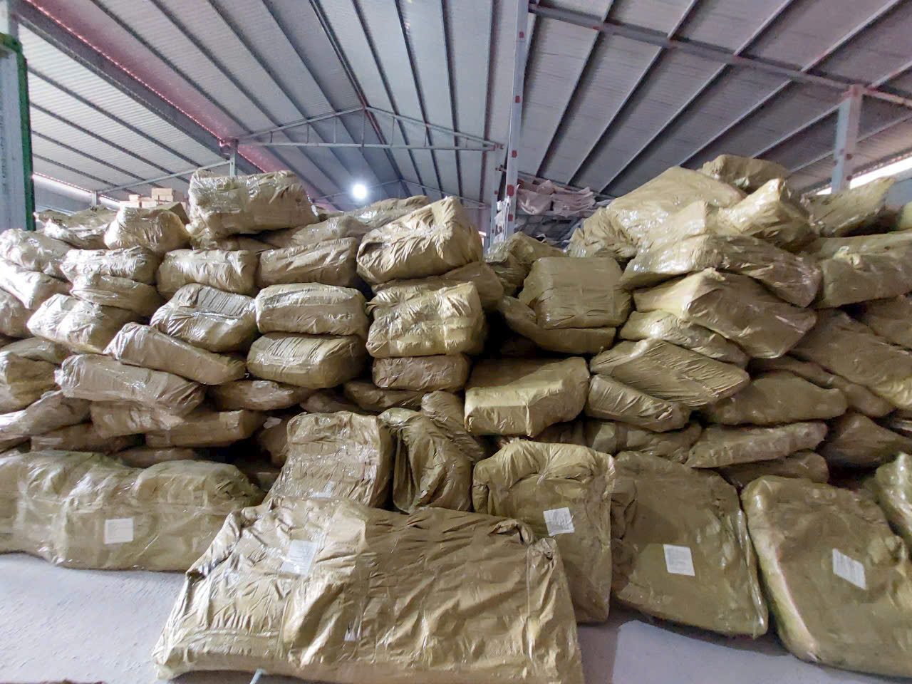 Bạt phủ ô tô Audi Q3 thương hiệu Macsim sử dụng trong nhà và ngoài trời chất liệu Polyester - màu đen