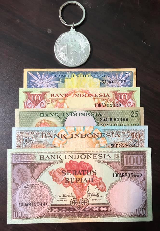 Bộ tiền cổ Indonesia 5 tờ in hình con chim sưu tầm (kèm móc chìa khóa Bitcoin lạ mắt)