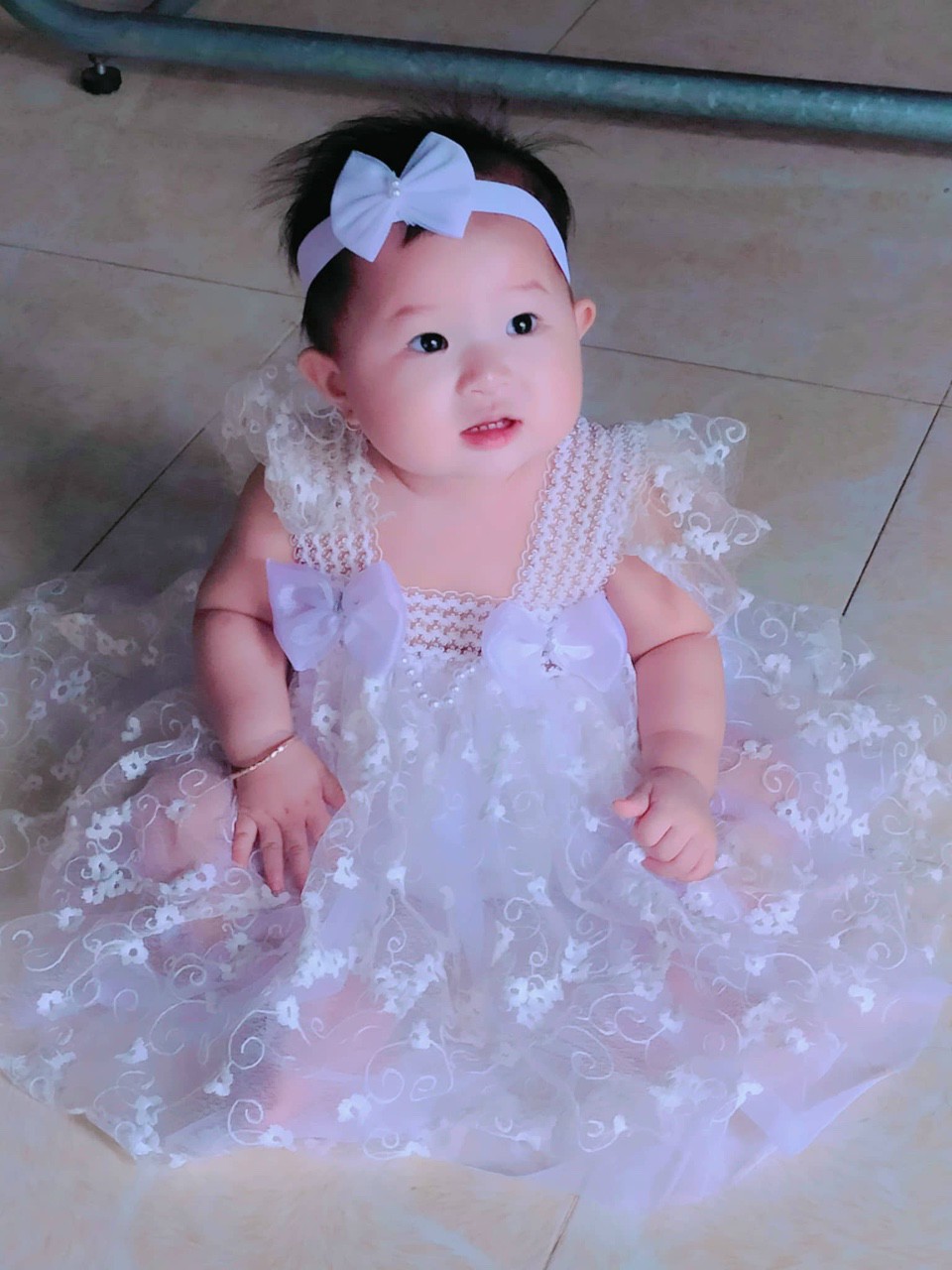 Đầm xoè công chúa màu trắng sang trọng cho bé gái đầy tháng, thôi nôi, dự tiệc