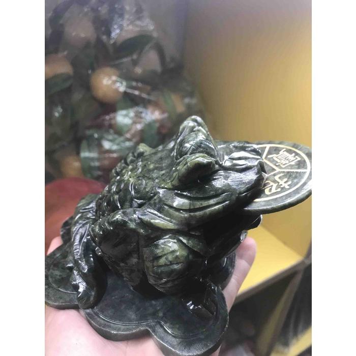 Tượng Cóc Ngậm Tiền Thiềm Thừ Phong Thủy Đá Sprentine Tự Nhiên Xanh Đậm Size 15cm Hợp Mệnh Thủy Mộc Hỏa trưng trên bàn, bàn thờ thần tài ở nhà, công ty, shop , cửa hàng ạ