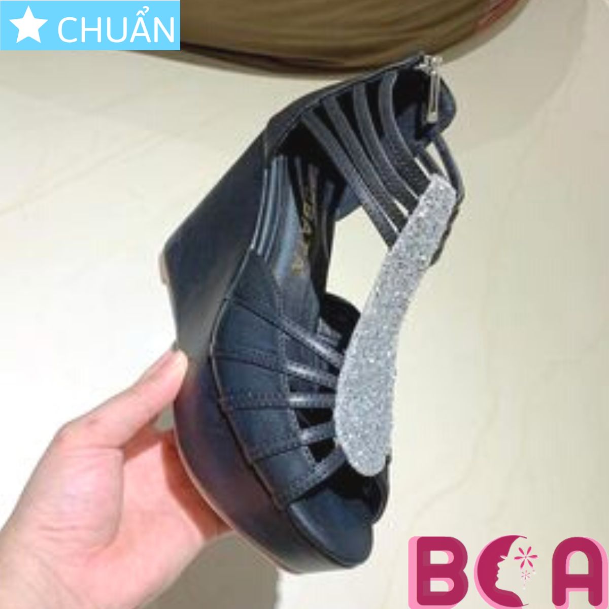 Giày sandal đế xuồng nữ 9p RO556 màu đen ROSATA tại BCASHOP kiểu dáng thoải mái kết hợp với mảng đính đá sang trọng