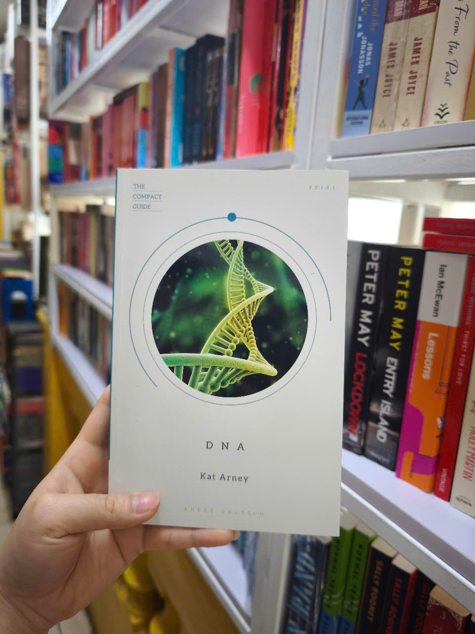 Sách - DNA: The Compact Guide by Kat Arney  - Genetics/Nonfiction in English