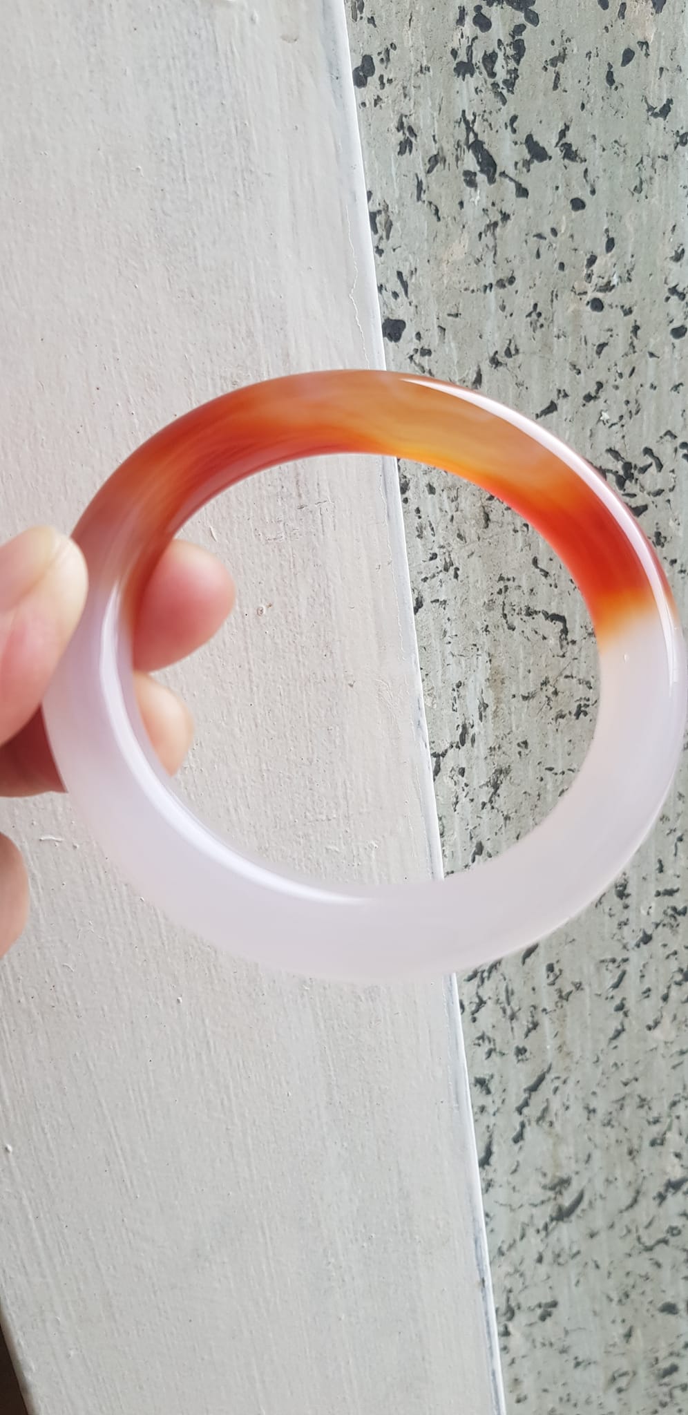 Vòng tay đá mã não Đỏ đậm Trắng Ni 56mm x cọng to 10mm Màu đỏ đậm trắng bóng 1 bên đẹp ạ Nữ 55kg - 63kg đeo xinh tay đẹp ạ
