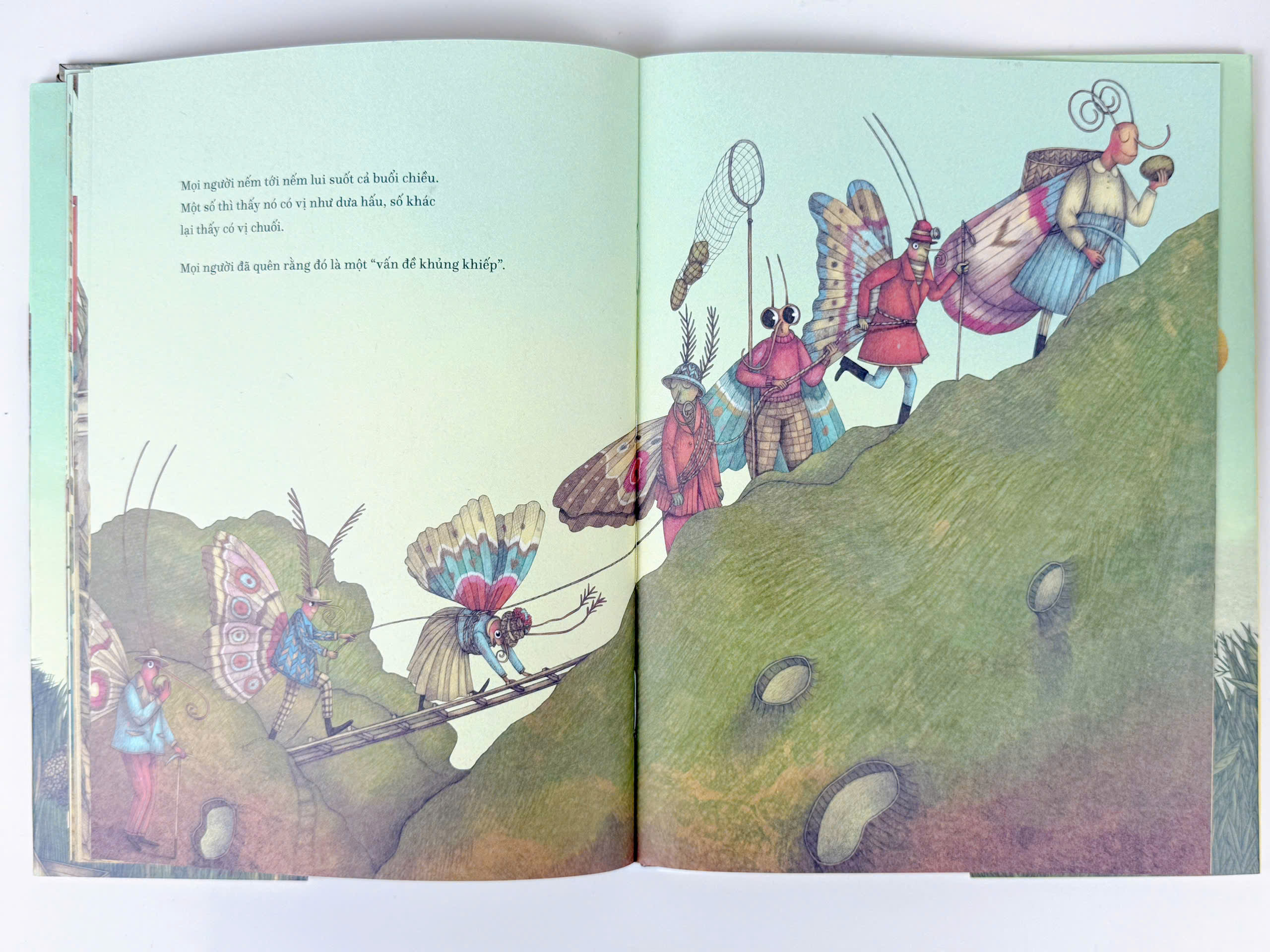 Sách - To như trái núi, nhẹ tựa lông hồng (tranh truyện ngụ ngôn hiện đại) - Crabit KidBooks