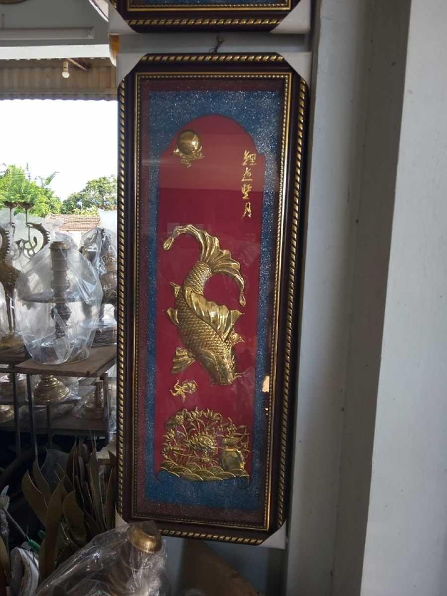Tranh treo tường Lý Ngư Vọng Nguyệt khung gỗ - Tranh đồng vàng trang trí phòng khách 100X40CM