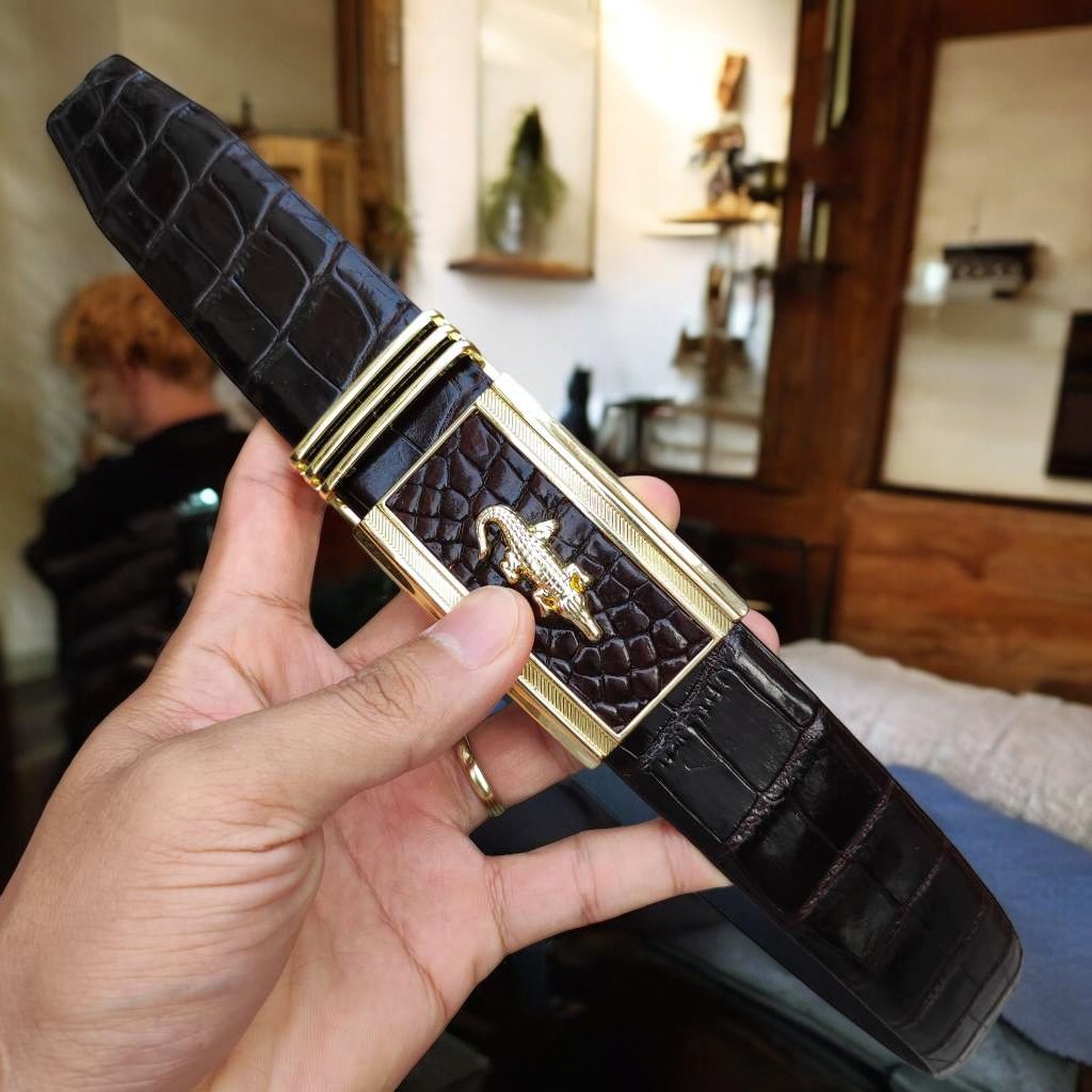 Dây lưng da cá sấu bản lớn phù hợp bụng bia. Da bụng có vân đẹp linh hoạt!