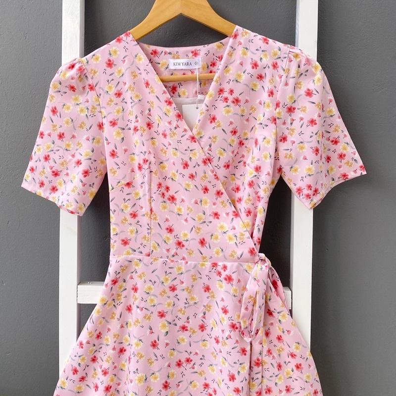 Đầm nữ hoa nhí cổ V đắp chéo tà cột eo mini ngắn trên gối - NA9