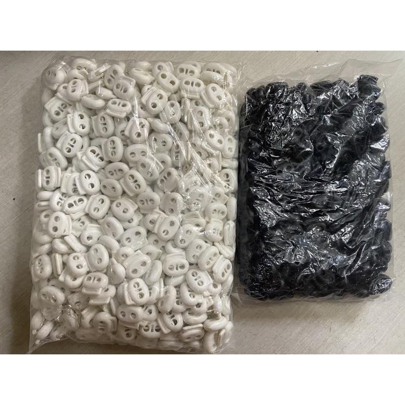 Nút nhựa chặn dây nón/ áo khoác loại 2 lỗ
