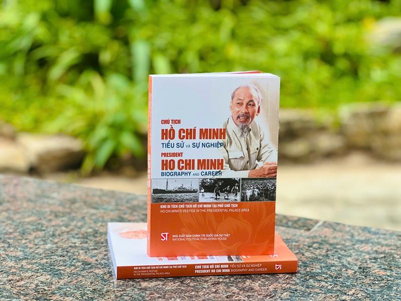 Sách - Chủ Tịch Hồ Chí Minh - Tiểu Sử Và Sự Nghiệp President Ho Chi Minh - Biography And Career (Song Ngữ Việt - Anh)