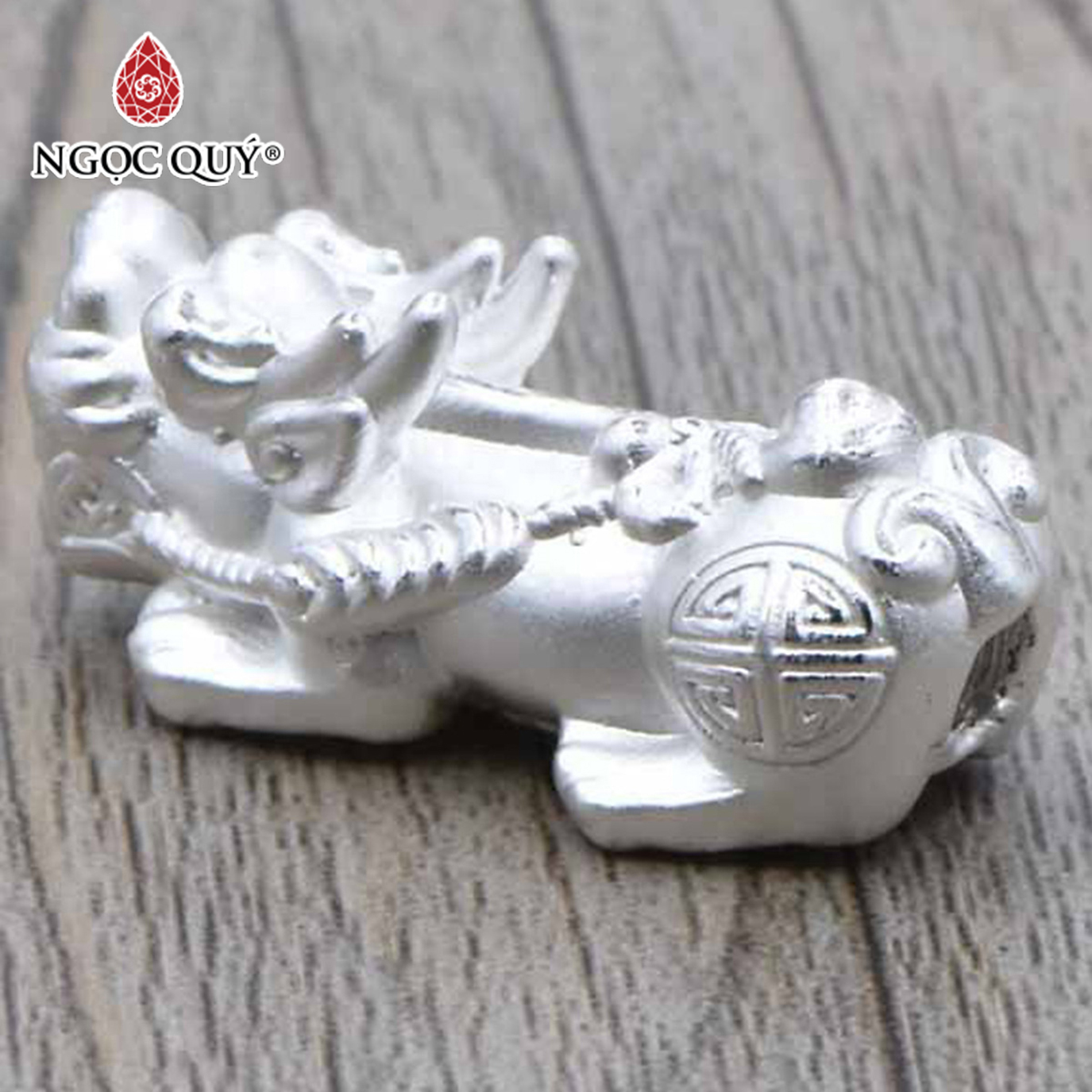 Charm tỳ hưu bạc trắng xỏ ngang - Ngọc Quý Gemstones