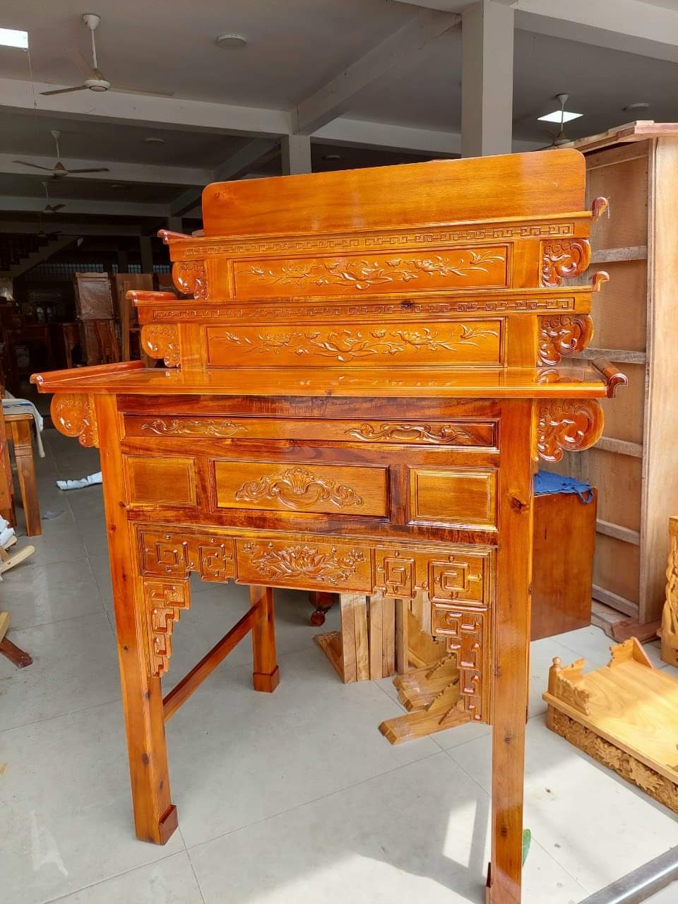 Bàn gia tiên-bàn thờ phật 3 tầng gỗ tràm bông vàng ngang 1m07-1m27-1m54