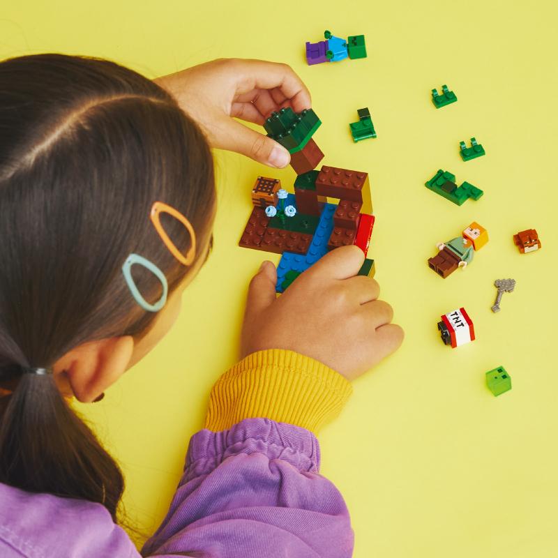 Đồ Chơi Lắp Ráp LEGO Minecraft Cuộc Phiêu Lưu Đầm Lầy Huyền Bí 21240