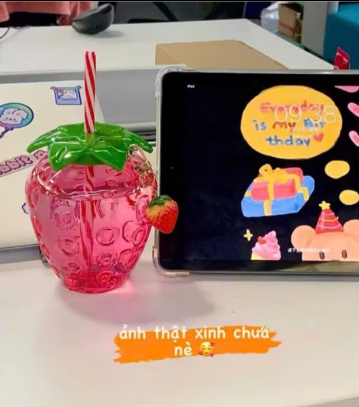 Bình nước hình trái dâu tặng kèm móc khóa trái dâu siêu dễ thương