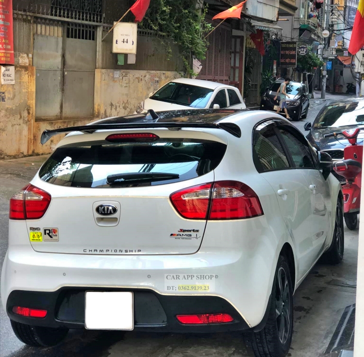 Đuôi Gió Thể Thao Cho Xe Kia Rio Hatchback , Cộc , 1 Đầu , Chất Liệu Nhựa ABS . Lắp Được Cho Tất Cả Các Đời Xe