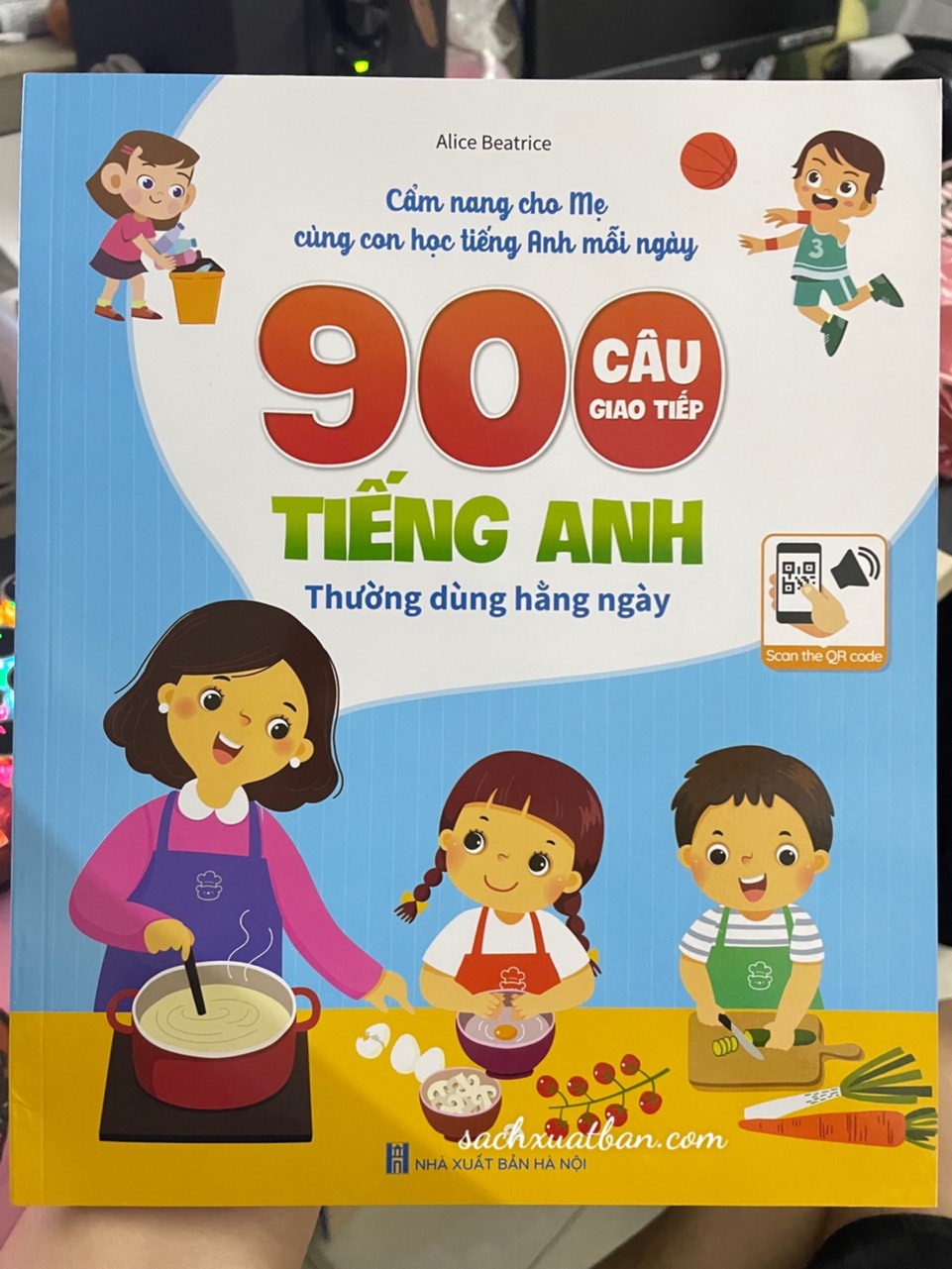 Sách 900 câu giao tiếp tiếng Anh thường dùng hằng ngày Cẩm nang cho mẹ cùng con học tiếng anh mỗi ngày (song ngữ Anh – Việt) File nghe Quét mã QR