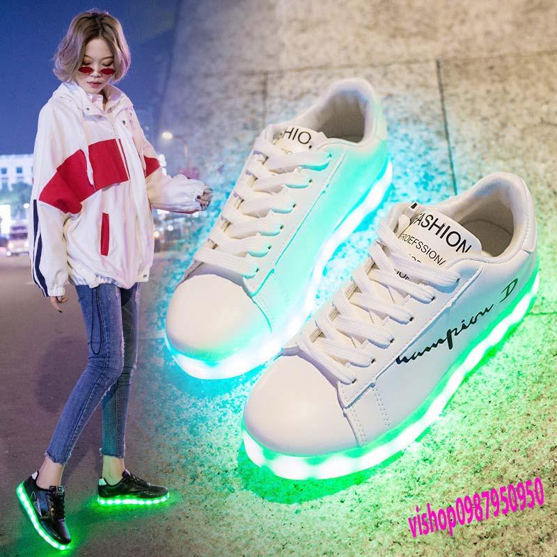 Giày phát sáng màu trắng chữ hàn nhịp tim ngược phát sáng 7 màu 8 chế độ đèn led cực đẹp cá tính Hàn Quốc