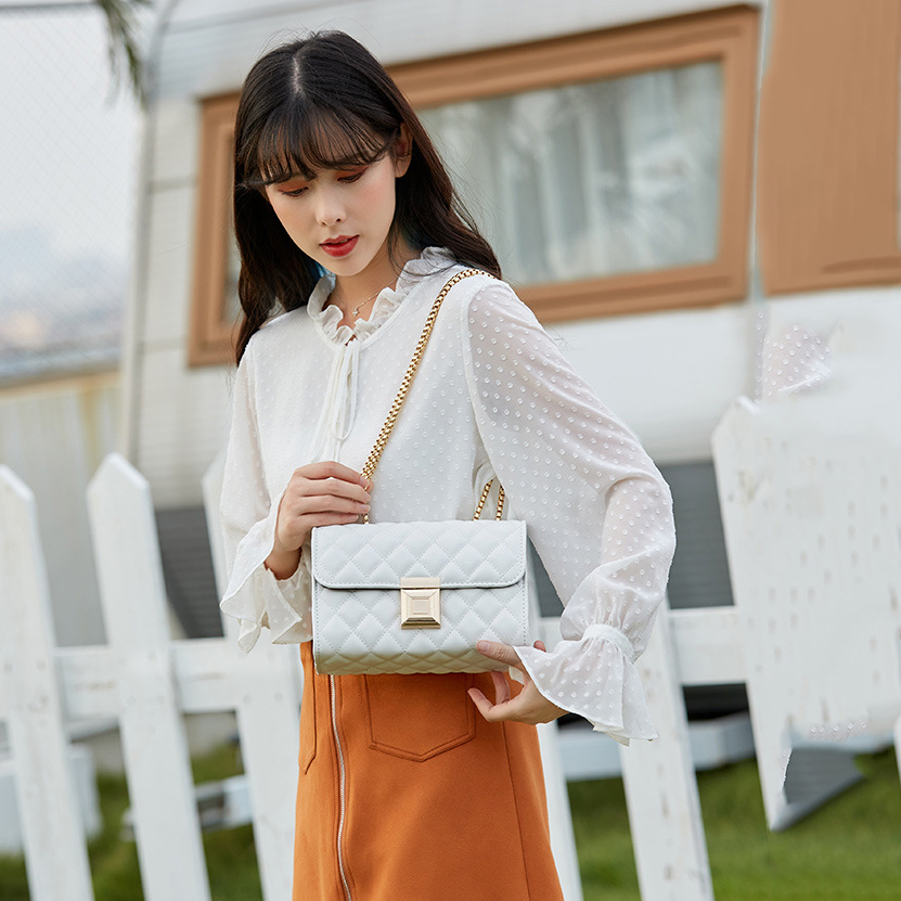 Túi Đeo Chéo Vân Nổi Khóa Vuông T111 Trắng