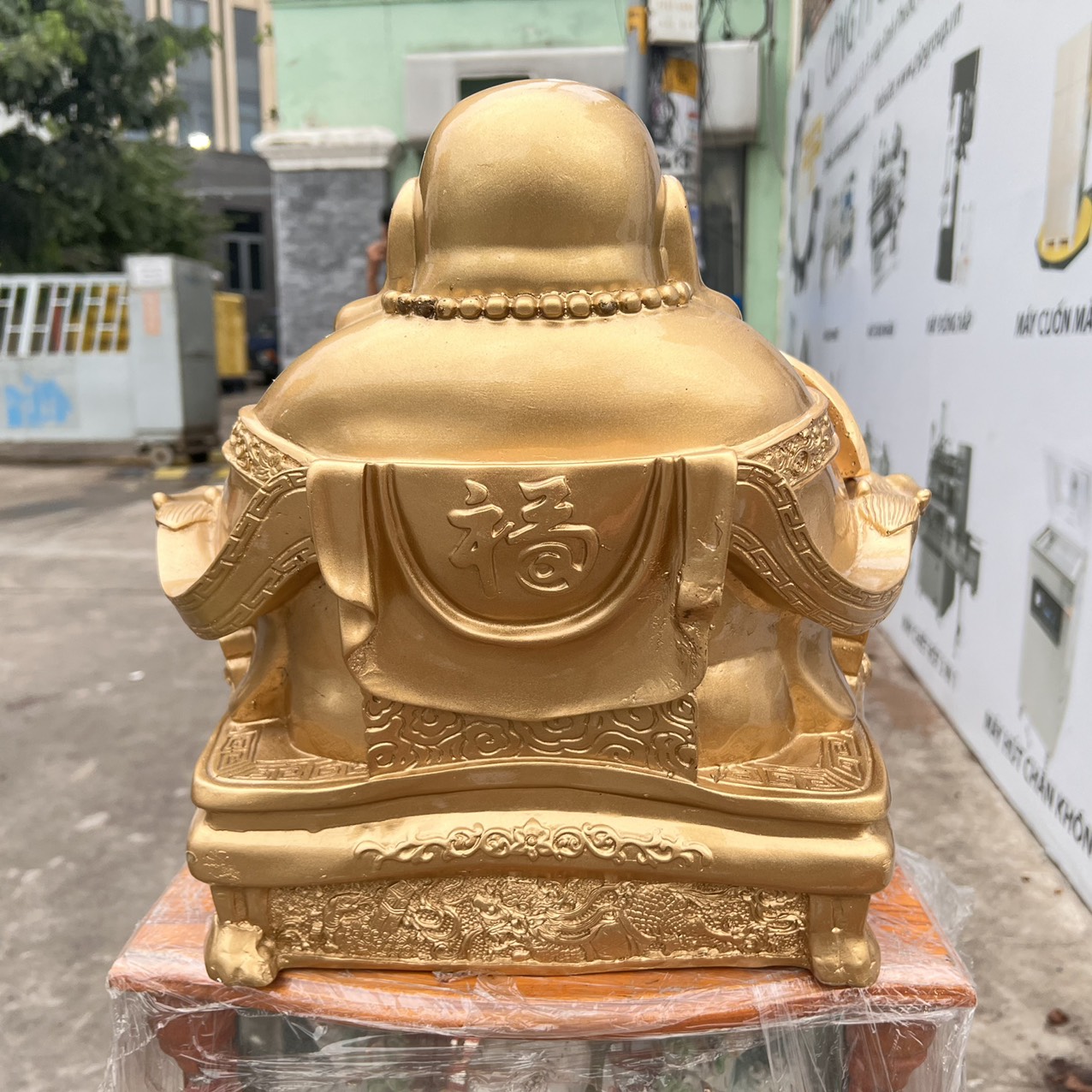 Tượng Di Lặc bột đá màu vàng đồng tay cầm quạt và thỏi vàng cao 37cm