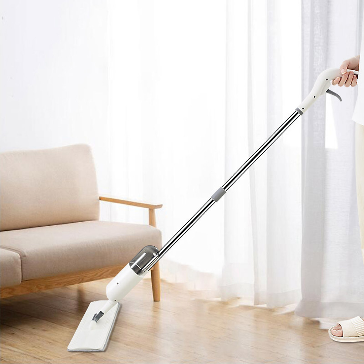 Chổi lau nhà kèm bình xịt nước tích hợp bình chứa nước lau sàn dạng xịt trên thân cây lau, bàn chổi xoay 360 độ dễ dàng làm sạch mọi ngóc ngách trong nhà, dễ tháo rời giặt sạch