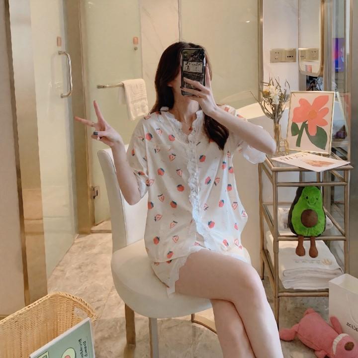 Bộ ngủ Pijama Lụa đùi mềm mỏng nhẹ, mặc nhà thoải mái mát mẻ - Set đồ ngủ chất liệu mát, nhẹ họa tiết dâu tây B050