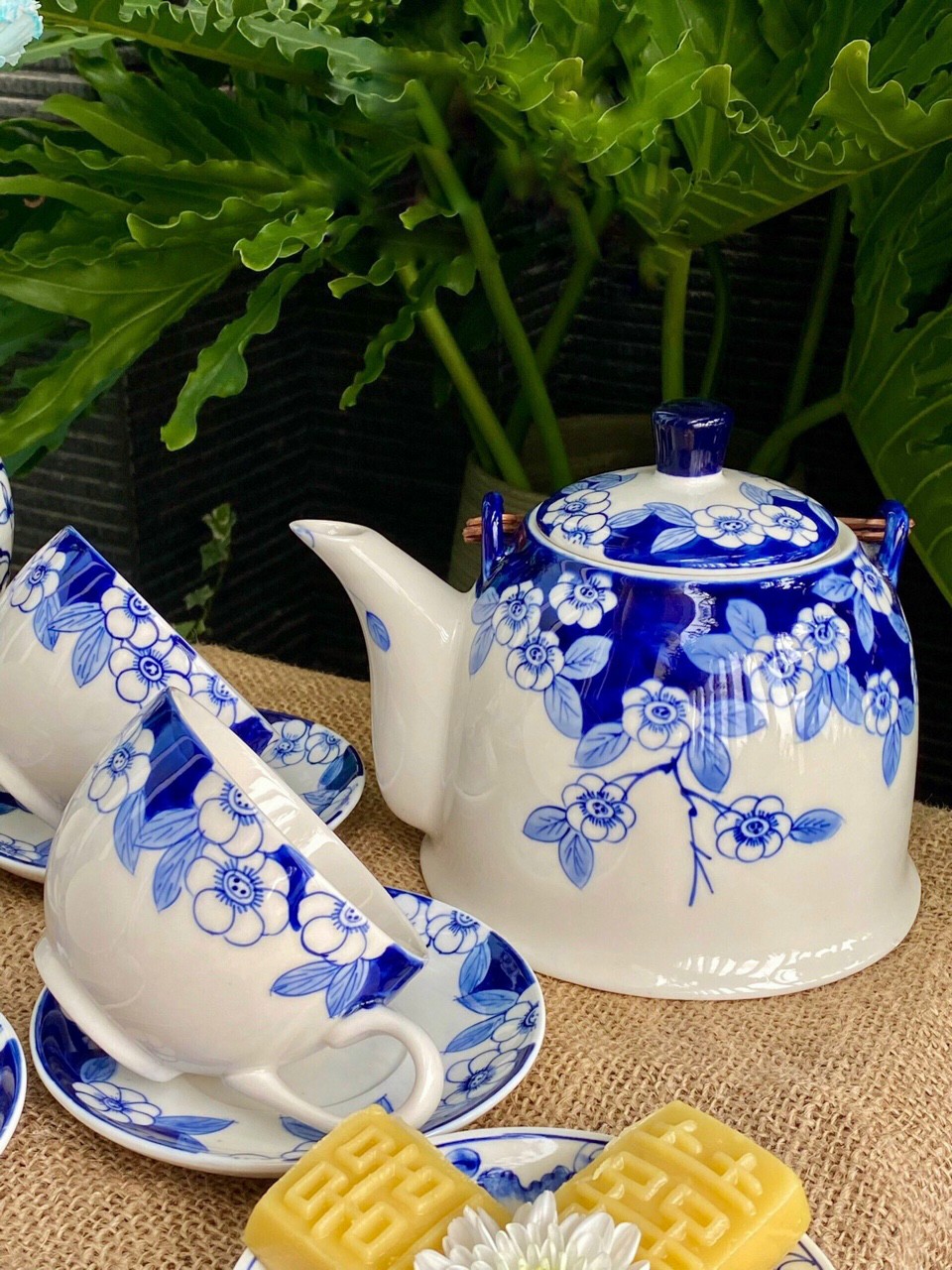 BỘ ẤM CHÉN VẼ TAY MEN LAM TRUYỀN THỐNG.