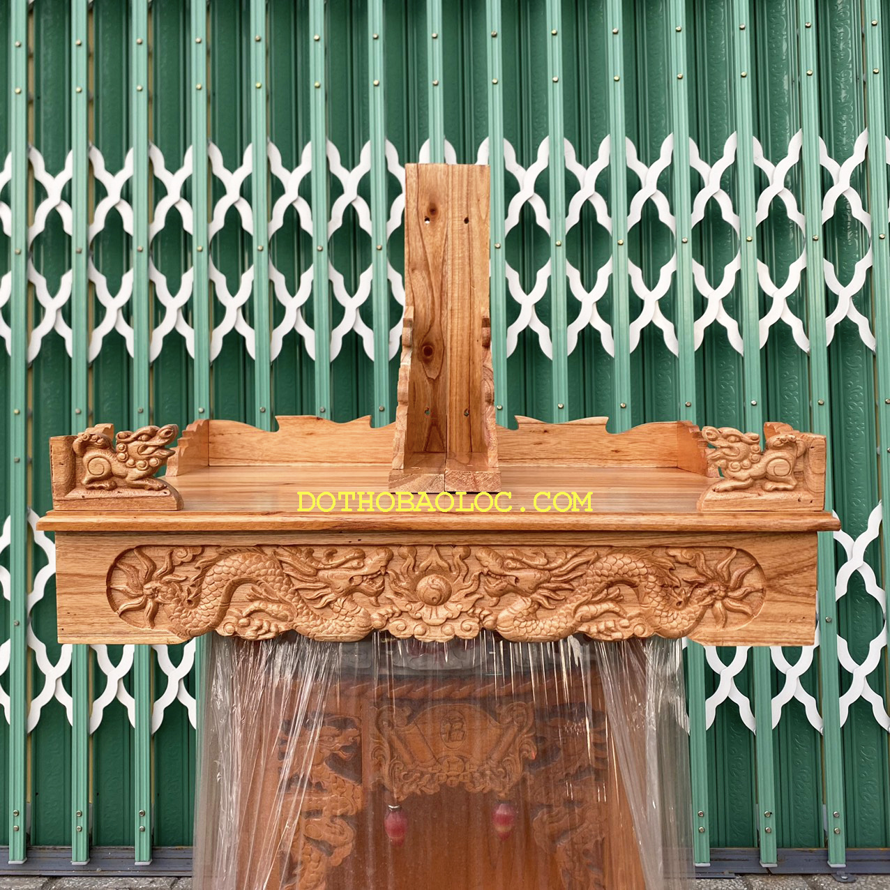 Bàn thờ treo tường gỗ xoan ngang 60cm Vàng - Kèm cặp eke gỗ