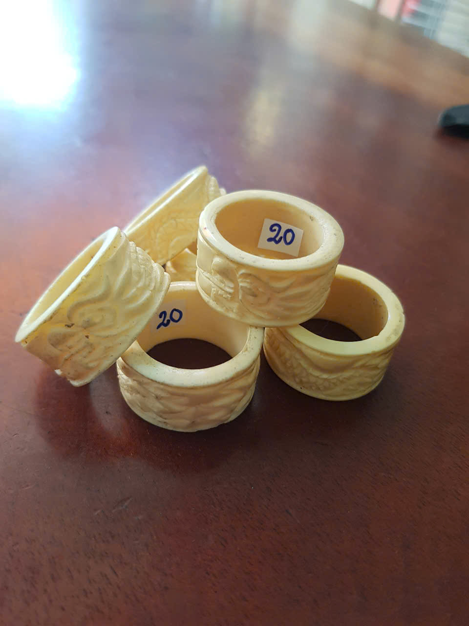 Nhẫn Càn Long Chạm Rồng Nam Giả Ngà hay Xương Mỹ Nghệ màu trắng Ni 20mm Cao 14mm Dầy 3mm Dành Cho Các Anh Nam đeo nhẫn ngón tay cái hay bất kỳ ngón tay nào ni lọt vừa tay là 20mm rẻ vẫn đẹp như thường ạ