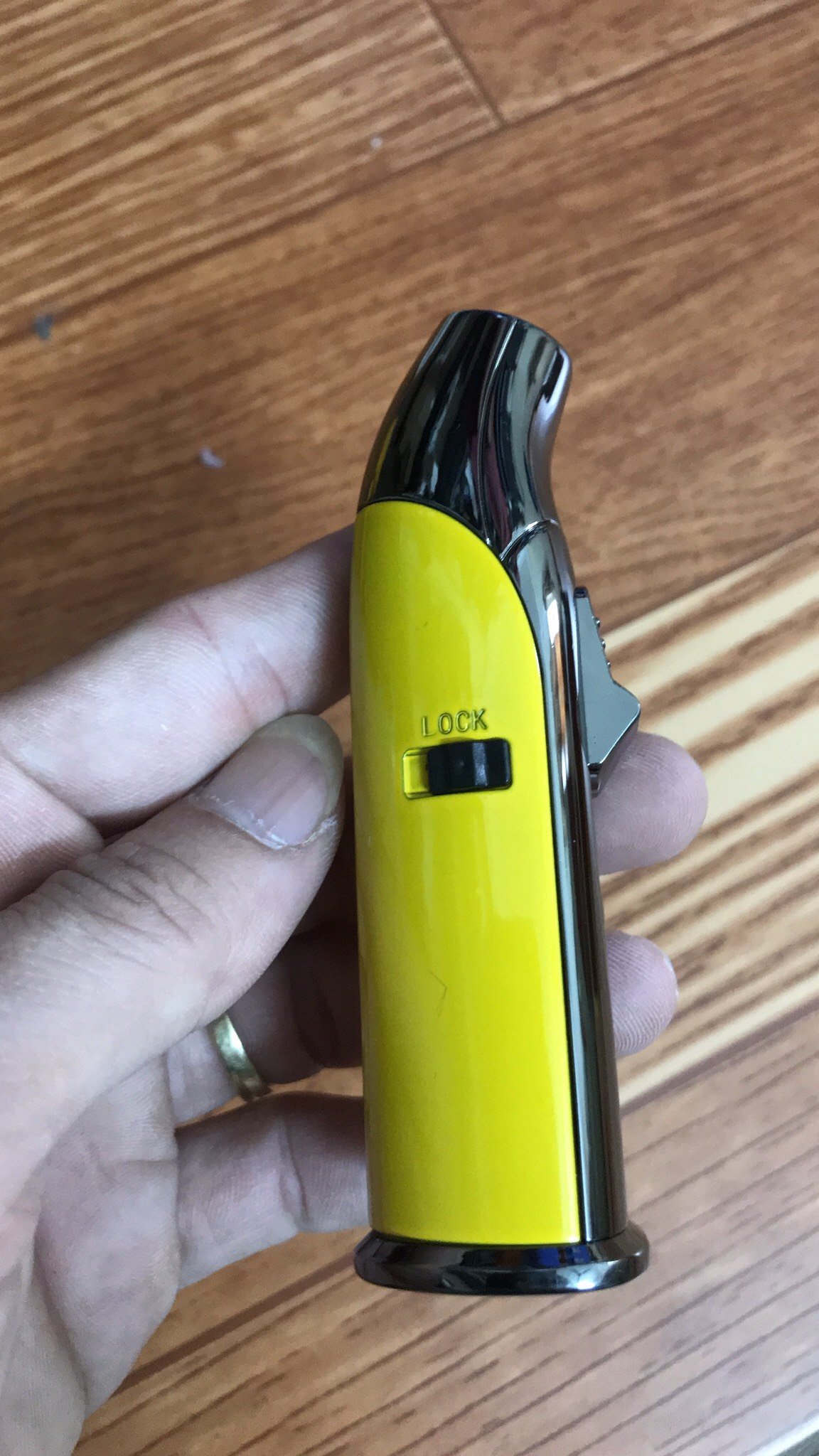 Vỏ Hột Quẹt Bật Lửa Gas  COB-988 Khò 1 Tia Mạnh Mẽ Kèm Đục Tiện Lợi - Màu Vàng (KHÔNG SẴN GAS)