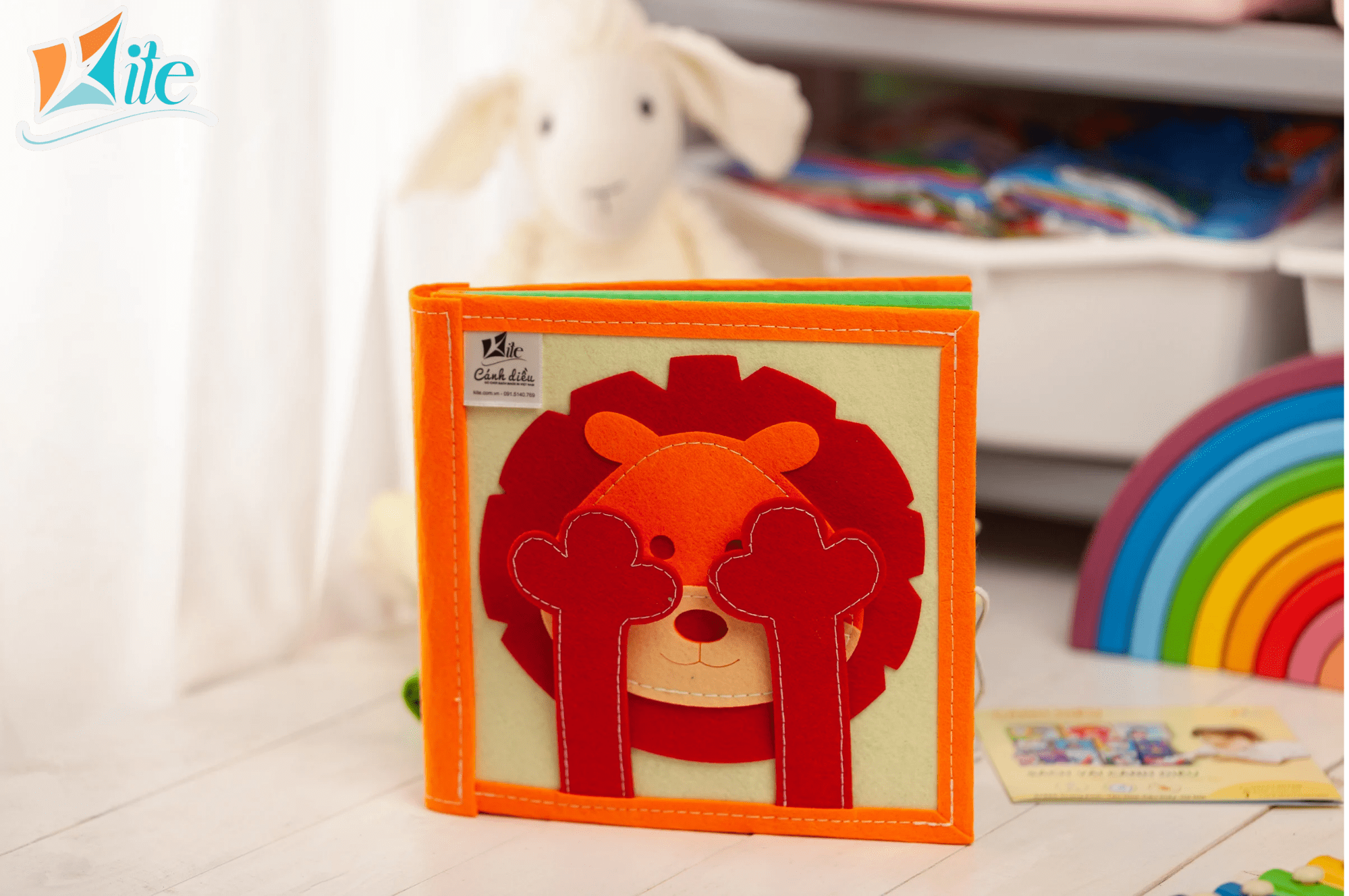 Sách vải Bé Yêu Khám Phá, đồ chơi tương tác bóc dán phát triển vận động tinh cho bé 2 tuổi