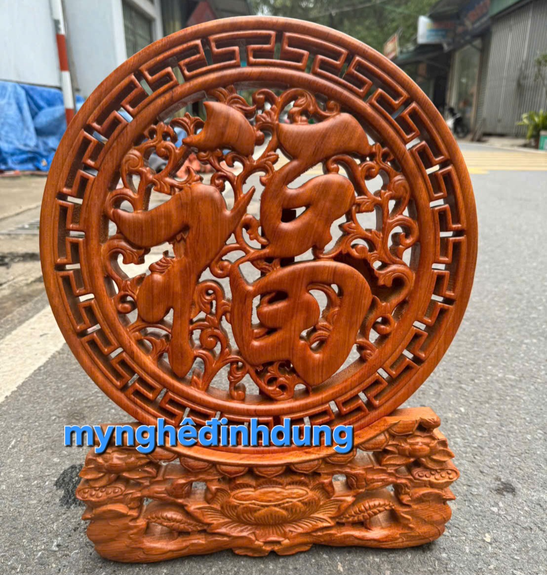 ĐĨA khắc chữ phúc bằng gỗ hương đá  mặt tròn  40x3cm cao tổng  50cm