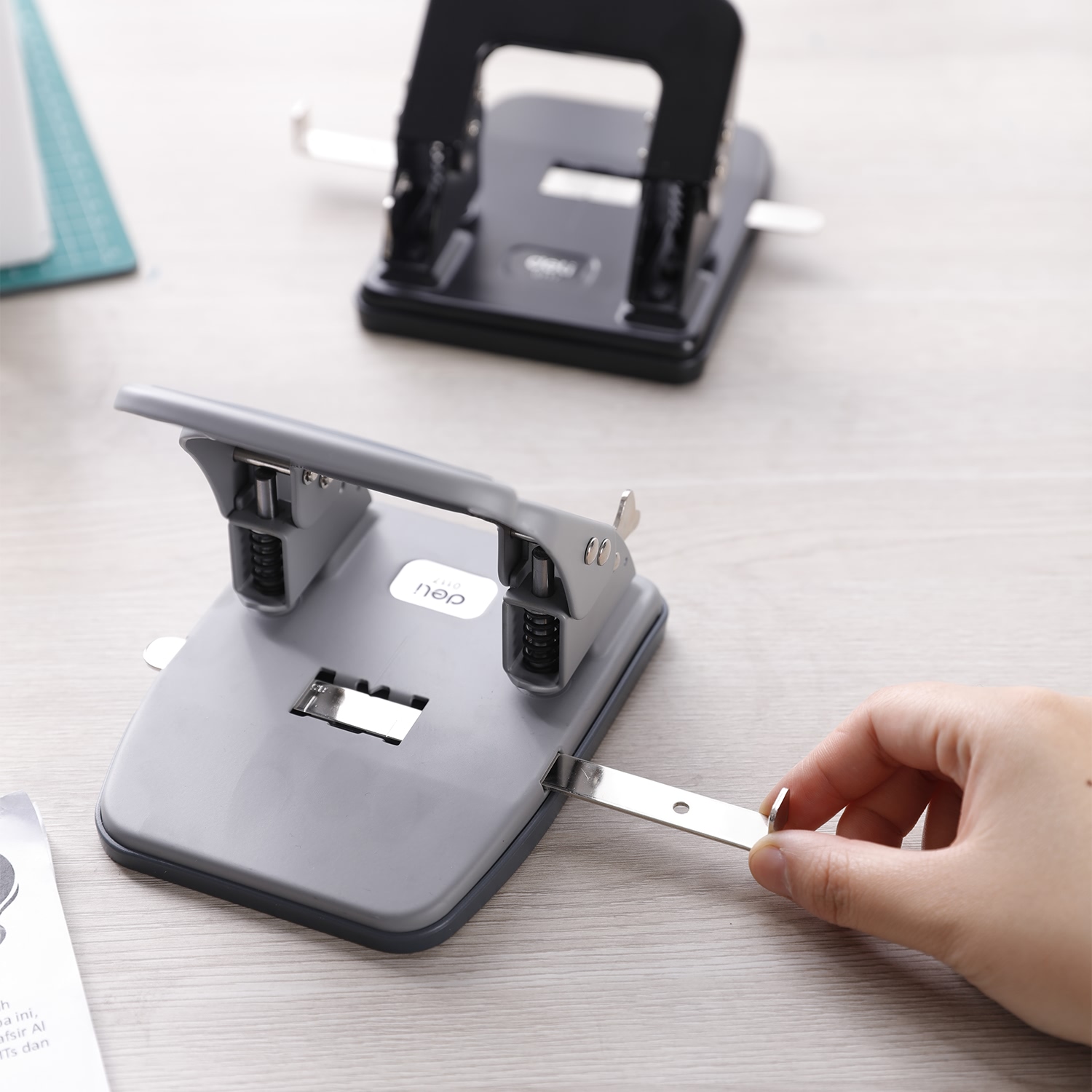 Máy đục lỗ kim loại 35 tờ Deli, Đen, xanh dương, ghi xám - 1 cái E0117