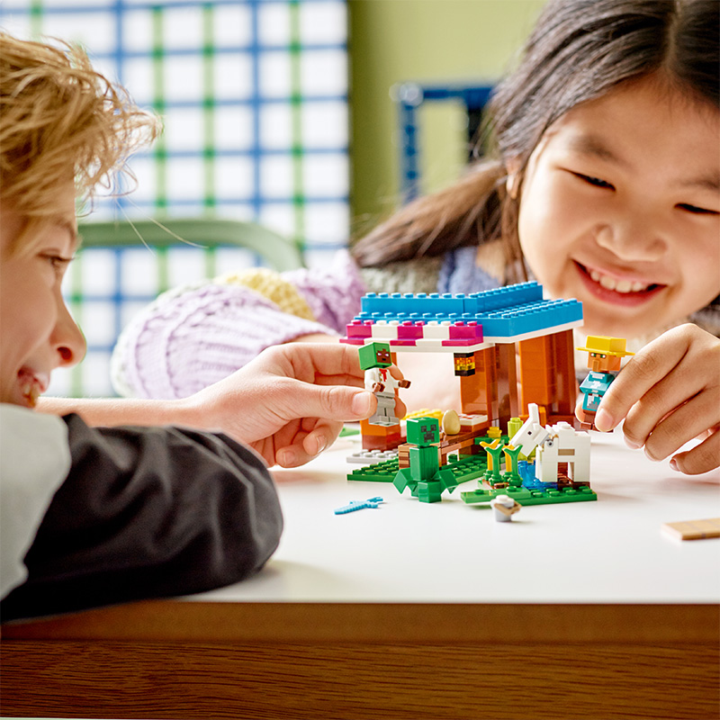 Đồ Chơi LEGO Tiệm Bánh Minecraft 21184