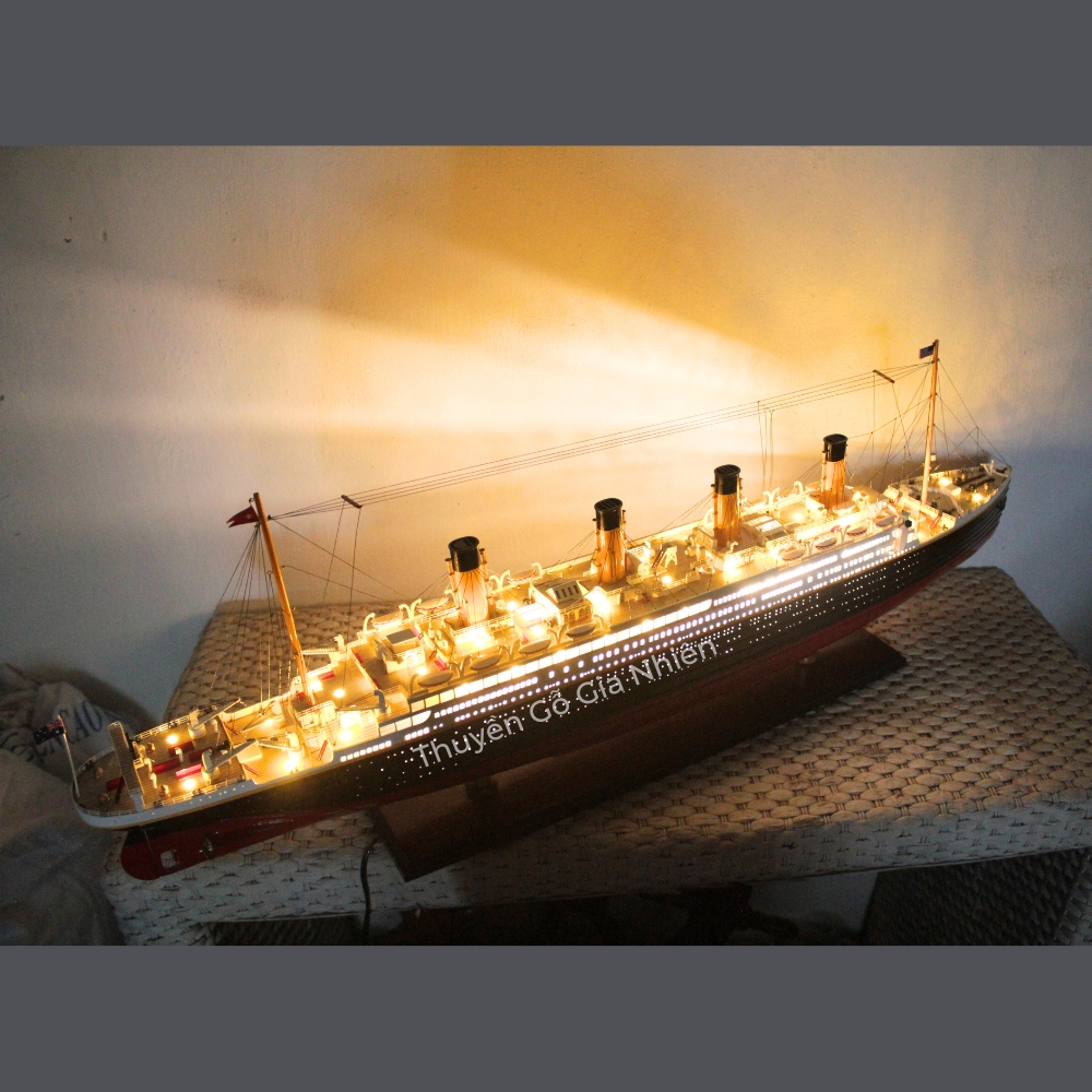 Mô Hình Thuyền Gỗ Trang Trí Phong Thủy Dạng Thuyền Du Lịch RMS TITANIC WITH LIGHTS Chính Hãng, Hàng Xuất Khẩu Chất Lượng Cao