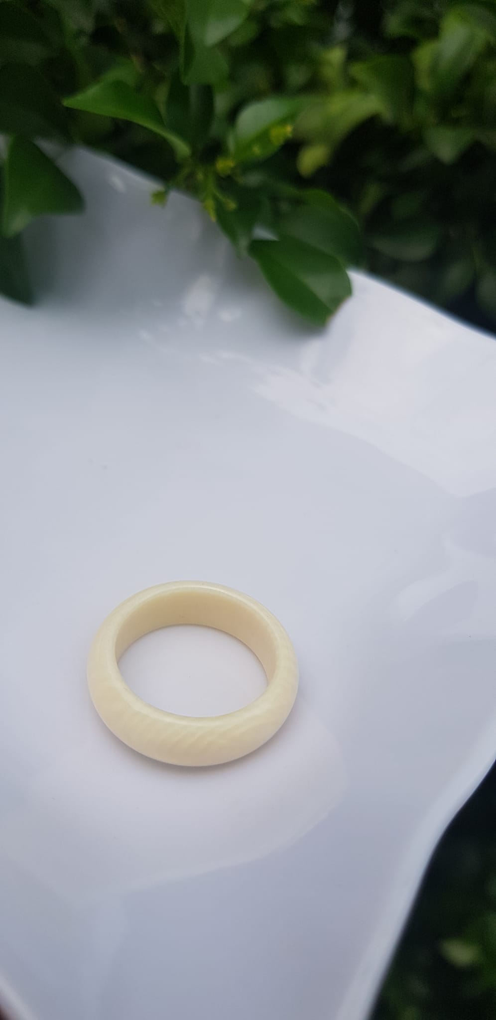 Nhẫn Nam tay nhỏ và nữ Nhẫn Ni 17mm x cao 6mm x dầy 3mm Màu trắng Ngọc Ngà vân tự nhiên đẹp sang tay ạ