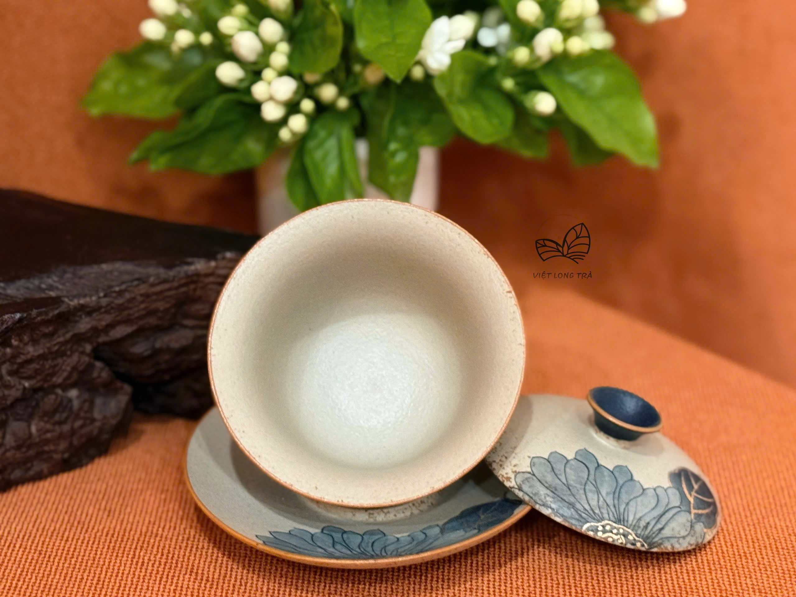 CHÉN KHẢI TAM TÀI HOA MẪU ĐƠN VẼ TAY- CHẤT LIỆU GỐM SỨ SƠN VÀNG - 125ML - GAIWAN