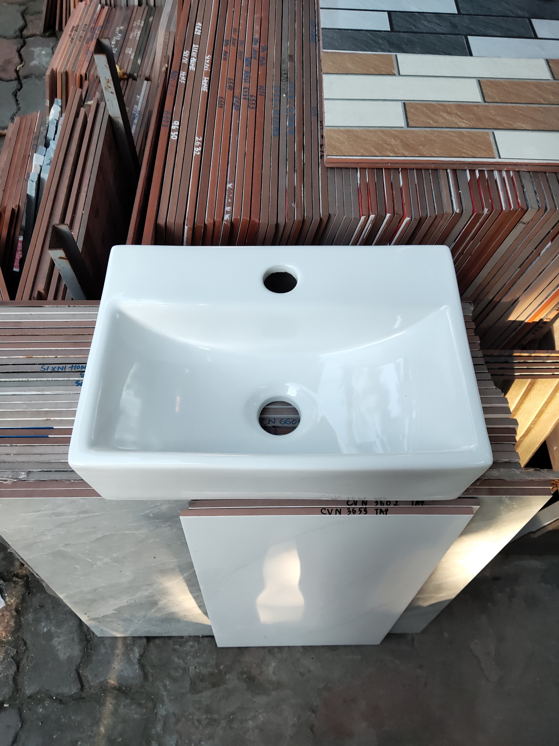 CHẬU LAVABO TREO TƯỜNG HÌNH CHỮ NHẬT HT3040 NHỎ GỌN(2)