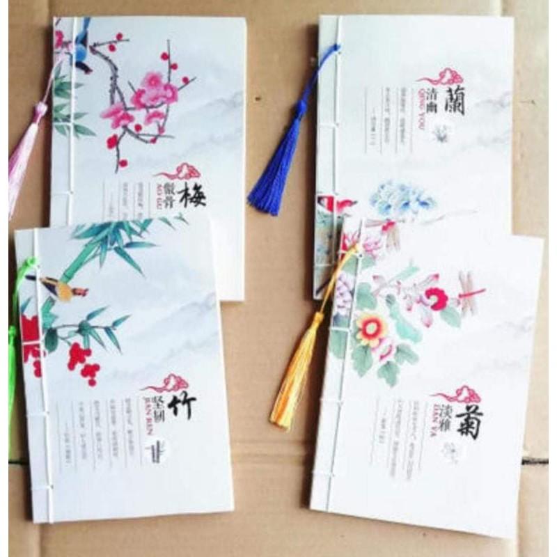 Vở cổ trang:Kích thước 15x22cm,- Chất liệu: giấy cổ- Bìa màu, được đóng thắt bằng dây dù- có treo tua dù- Dày 72 tờ.