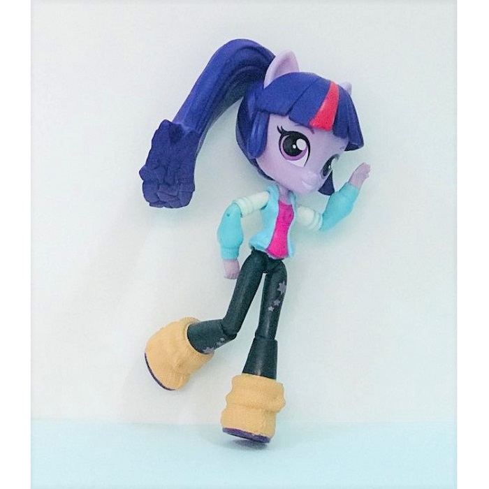 Mô hình búp bê tóc tím mang đồ thể thao 13cm