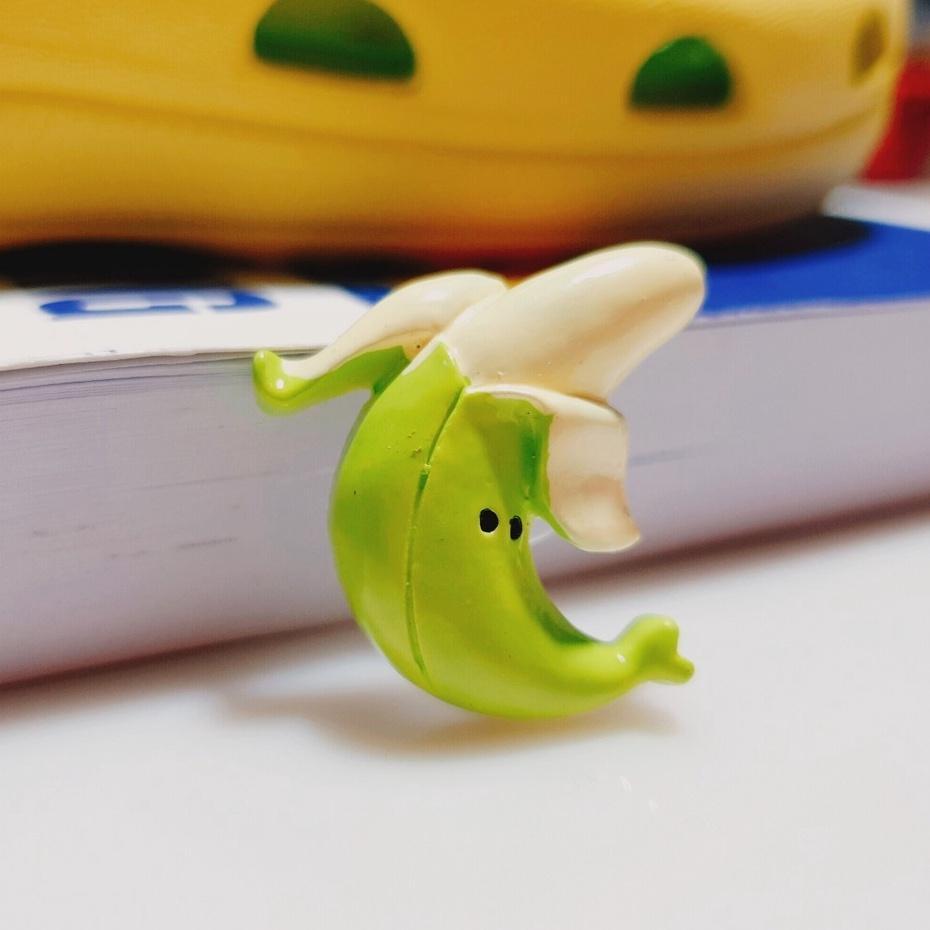 Trái chuối sticker loại cứng - nút gắn dép crocz