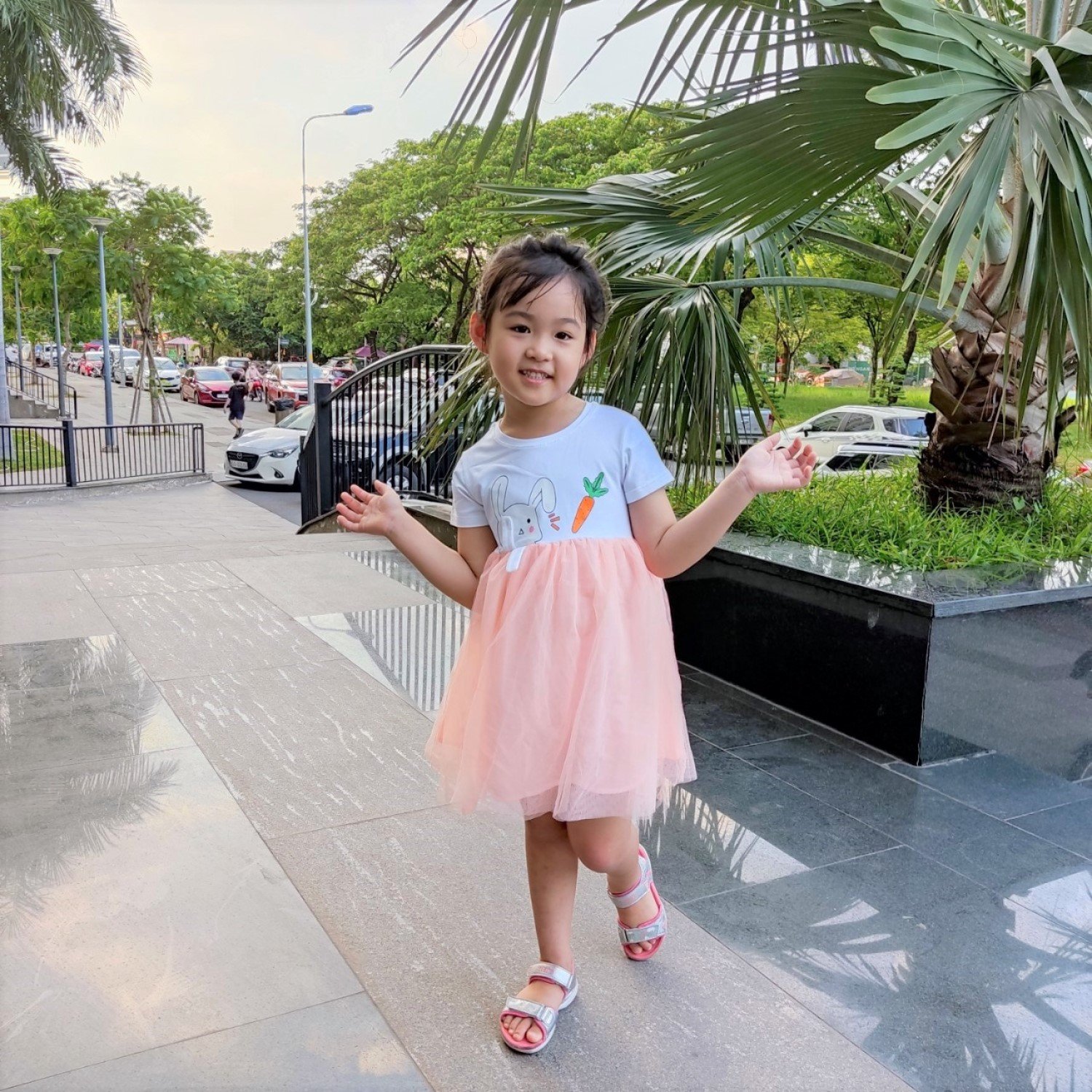 G1510 Đầm bé gái cực xinh. Vải thun 4 chiều kết hợp với voan lưới, hình in và đắp vải dễ thương.
